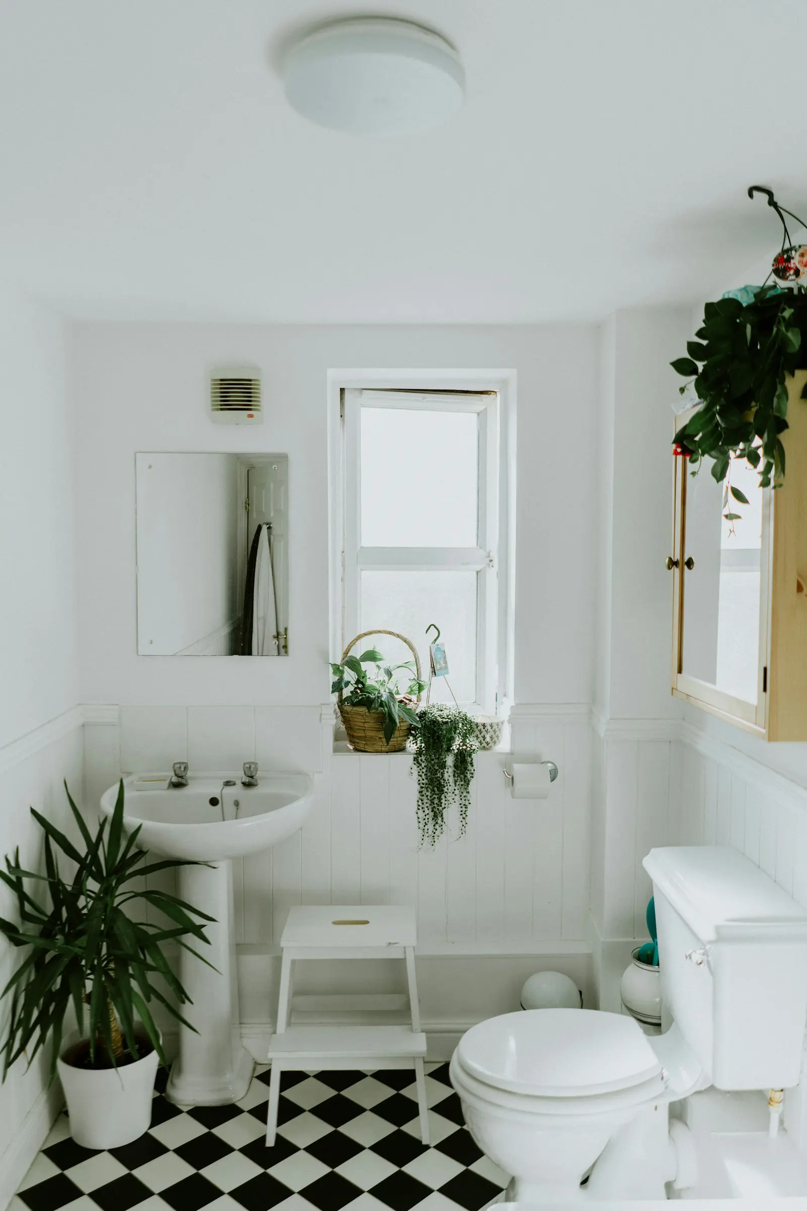 Petite salle de bain contemporaine avec meuble sur mesure